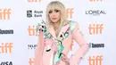 Lady Gaga berpose saat menghadiri pemutaran perdanya Gaga: Five Foot Two" di Toronto International Film Festival di Toronto (8/9). Lady Gaga memang terkenal punya selera berpakaian aneh, berbeda dari selera orang kebanyakan. (AFP Photo/Geoff Robins)