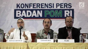 Kepala BPOM RI Penny K. Lukito (kiri) memberikan keterangan pers terkait perkembangan kasus pelanggaran produk Viostin DS dan Enzyplex yang mengandung DNA Babi, di Gedung BPOM RI, Jakarta, Senin (5/2). (Liputan6.com/Arya Manggala)