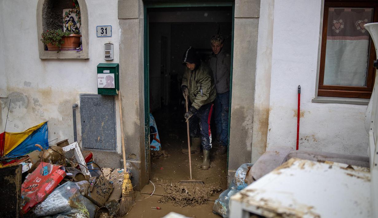 Banjir akibat badai Ciaran juga merendam sejumlah rumah. (Federico SCOPPA/AFP)