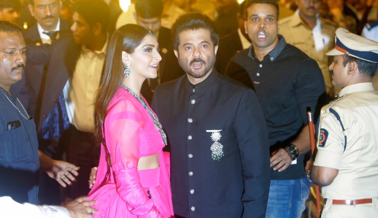 Aktor Bollywood, Anil Kapoor bersama putrinya, Sonam Kapoor menghadiri pernikahan Isha Ambani dan Anand Piramal di Mumbai, Rabu (12/12). Isha merupakan putri orang terkaya di India menurut Forbes, Mukesh Ambani. (AP/Rajanish Kakade)