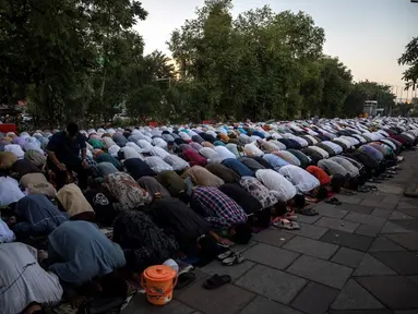 Umat muslim melaksanakan sholat Idul Adha di Surabaya, Jawa Timur, Rabu (28/6/2023). Jemaah Muhammadiyah di Indonesia menetapkan Idul Adha 1444 H jatuh pada hari Rabu (28/6/2023) atau satu hari lebih awal dari yang ditetapkan pemerintah pada Kamis (29/6/2023). (JUNI KRISWANTO/AFP)