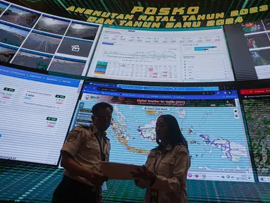 Petugas meninjau layar pantauan di Pos Koordinasi (Posko) Pusat Terpadu Angkutan Natal 2023 dan Tahun Baru 2024 (Nataru) di kantor Kemenhub, Jakarta, Rabu (20/12/2023). (Liputan6.com/Faizal Fanani)