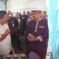 Wakil Bupati Garut Helmi Budiman saat mengunjung stand kerajinan kulit pameran Mini Expo KIM  (Liputan6.com/Jayadi Supriadin)