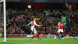 Pemain Arsenal, Kai Havertz, melihat bola yang masuk ke gawang PSG pada laga Liga Champions 2024/2025 di Emirates Stadium, Rabu (2/10/2024). The Gunners menang dengan skor 2-0. (AFP/Adrian Dennis)