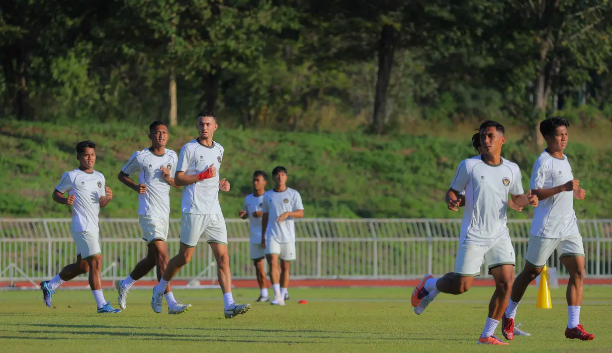 Mereka melakoni latihan resmi yang berlangsung di Rajamangala University of Technology Lanna Stadium, Doi Saket, Chiang Mai pada Minggu (07/12/2025) sore waktu setempat. Tampak dalam foto, pemain Tim Nasional (Timnas) Indonesia U-22 melakukan sesi latihan di Rajamangala University of Technology Lanna Stadium, Doi Saket, Chiang Mai pada Minggu (7/12/2025) sore waktu setempat. (Bola.com/Bagaskara Lazuardi)