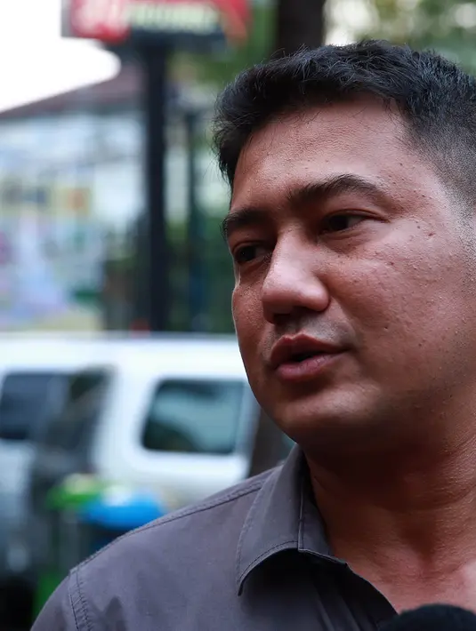 "Di dunia hiburan dia harus terus latihan yang menurut saya dia harus menggali, secara total. Ini bukan titik kesuksesan, baru proses awal. Sebetulnya dia ingin eksplor semuanya, film, iklan, nyanyi," papar Rafli. (Deki Prayoga/Bintang.com)