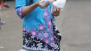 Sejumlah perempuan dengan mengenakan kebaya membagikan takjil untuk berbuka puasa bagi pengendara yang melintas di kawasan Tangerang, Banten, Rabu (21/4/2021). Pembagian takjil dengan mengenakan kebaya tersebut untuk merayakan Hari Kartini. (Liputan6.com/Angga Yuniar)