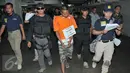 Ali Tomket berjalan menuju loket parkir saat reka ulang pembunuhan di Mall kawasan Senayan, Jakarta, Jumat (2/10/2015). Ali Tomket selain membunuh ia juga membawa kabur uang Rp 2,3 juta.(Liputan6.com/Andrian M Tunay)