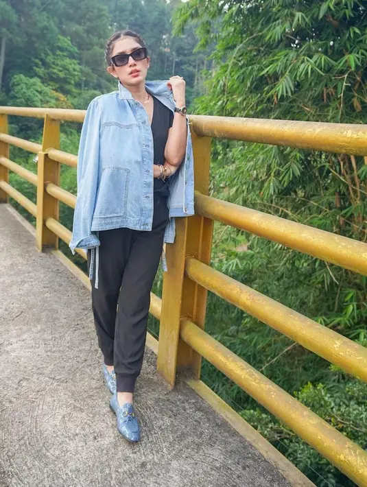 <p>Masih di jembatan kuning, Ussy Sulistiawaty memamerkan posenya yang lain. (Foto: Instagram/ ussypratama)</p>