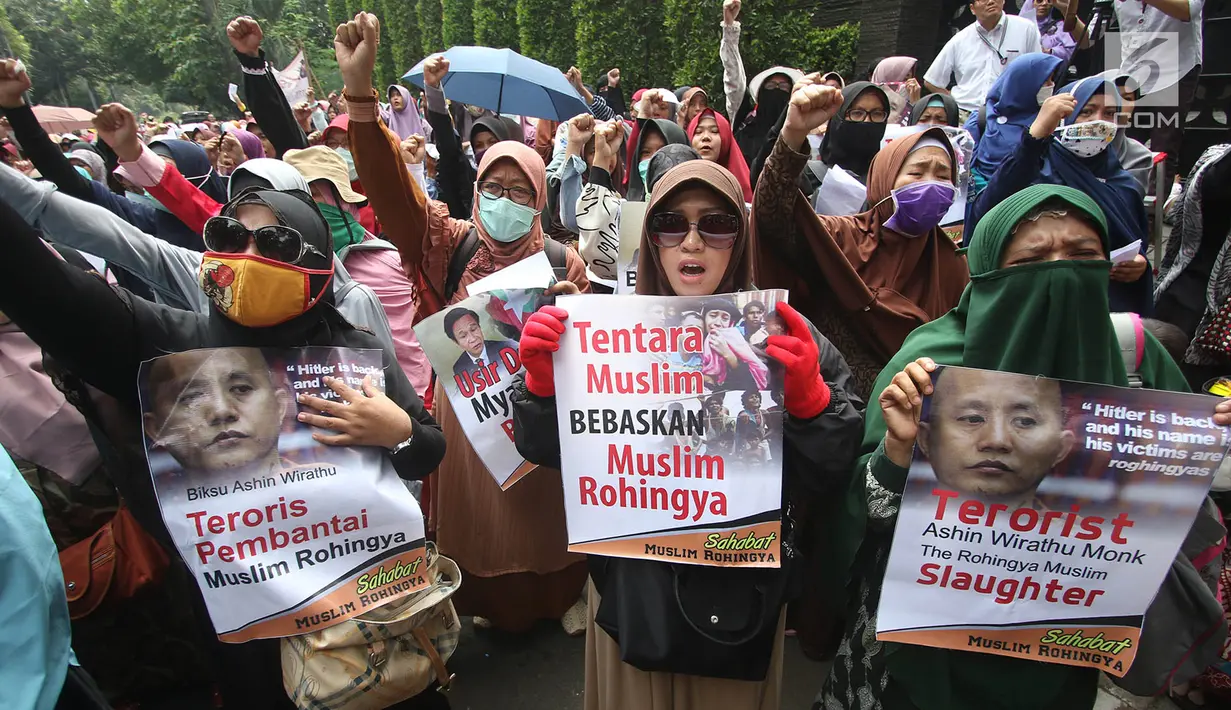 Sejumlah massa Sahabat Muslim Rohingya menggelar unjuk rasa di depan Kedubes Myanmar, Jakarta Pusat, Senin (4/9). Dalam aksi, mereka mengutuk aksi pembantaian kepada ratusan umat muslim Rohingya di Myanmar. (Liputan6.com/Immanuel Antonius)