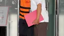 Mantan calon Wakil Bupati Lebak 2013 -2018 Kasmin keluar gedung KPK usai menjalani pemeriksaan, Jakarta, Selasa (18/8/2015). Kasmin ditahan karena diduga menyuap mantan Ketua MK Akil Mochtar dalam sengketa Pilkada Lebak 2013. (Liputan6.com/Helmi Afandi)