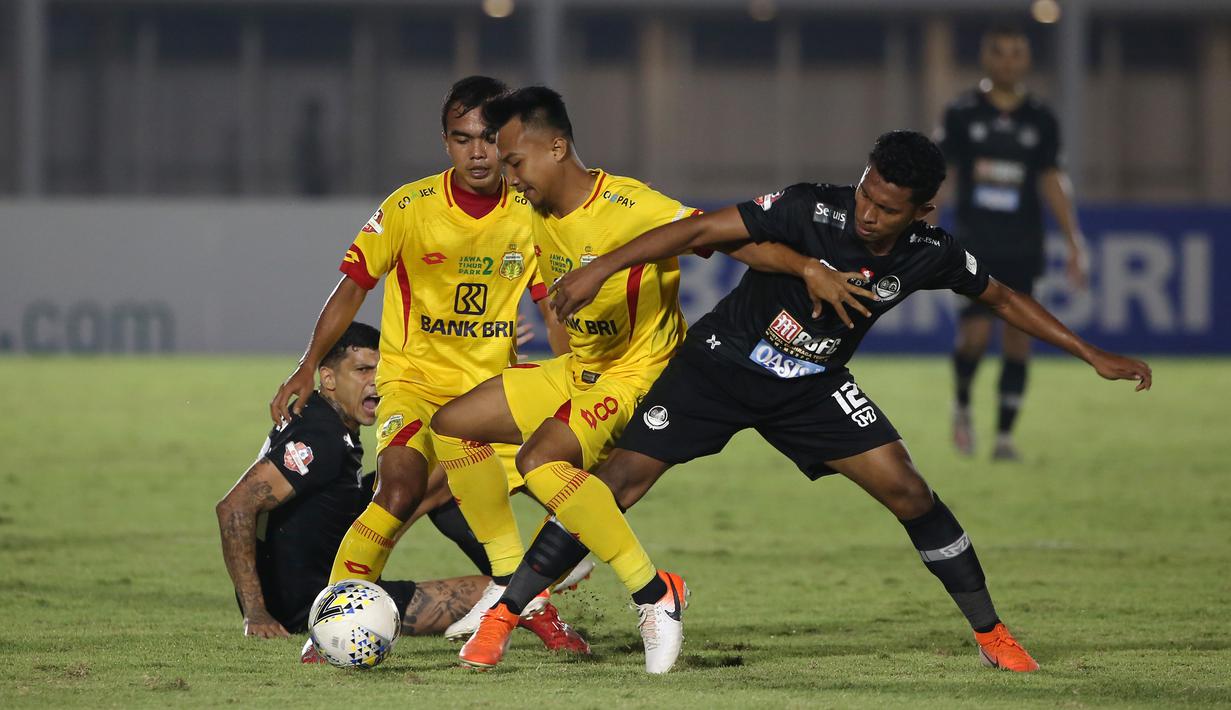 Gelandang Bhayangkara FC, Muhammad Hargianto, berebut bola dengan bek Tira Persikabo, Rifad Marasabessy, pada laga Liga 1 2019 di Stadion Madya, Senayan, Jakarta, Kamis (4/7/2019). Kedua tim bermain imbang 1-1. (Bola.com/Yoppy Renato)