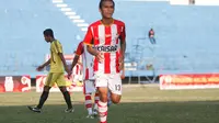Faris Aditama, eks pemain sayap Persepam MU resmi bergabung dengan Persela Lamongan untuk Piala Jenderal Sudirman. (Bola.com/Robby Firly)