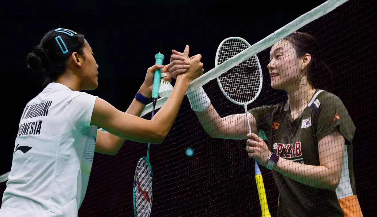 Sementara itu, Putri Kusuma Wardani menyempurnakan hasil wakil Indonesia di perempatfinal Korea Open 2025 usai mengalahkan wakil tuan rumah, Jumat (26/9/2025). Menghadapi Kim Ga Eun, Putri menang dua gim langsung 21-6, 21-15. (ANTHONY WALLACE/AFP)