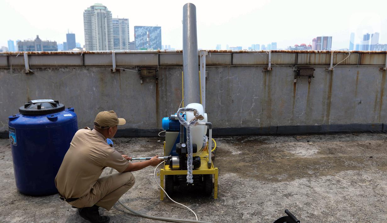 Penyemprotan air untuk mengurangi polusi udara itu, menurut Heru, akan dilakukan di Balai Kota DKI hingga kantor-kantor wali kota. (Liputan6.com/Herman Zakharia)