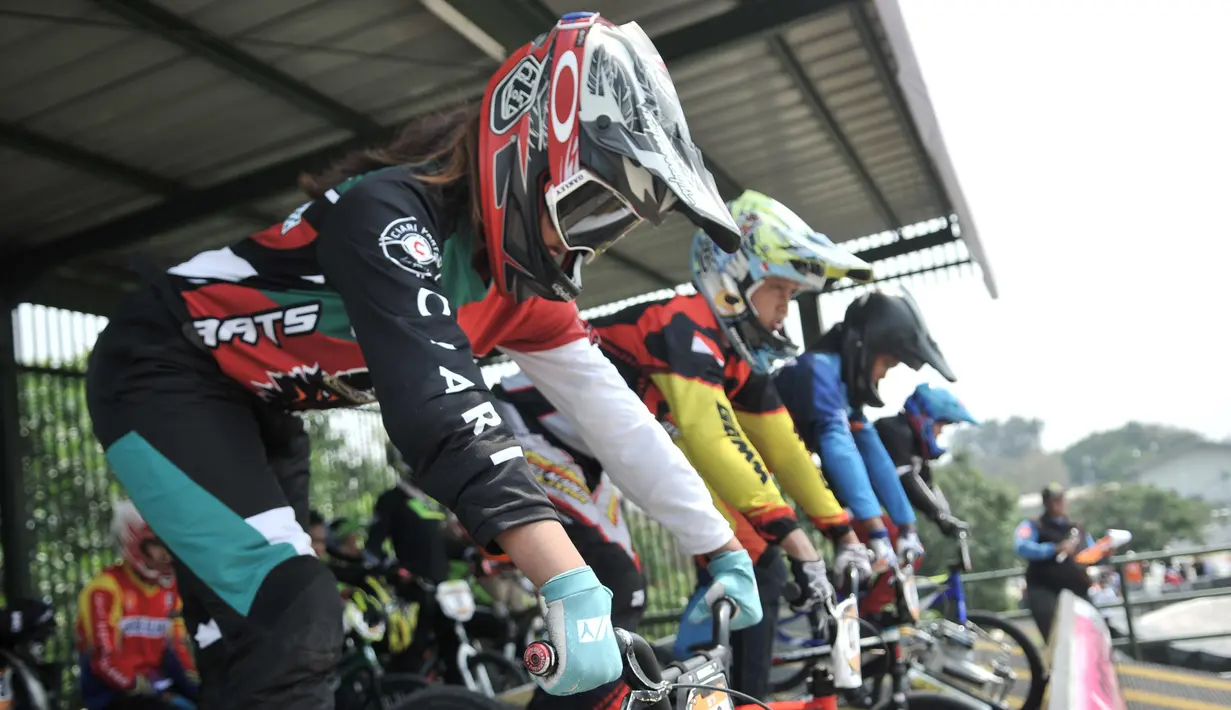 Pembalap bersiap bersaing dalam kejuaraan sepeda BMX Bearco Fest 2019 di Jakarta International BMX Track, Pulomas, Minggu (25/8/2019). Kategori yang dipertandingkan antara lain BMX Men Open, Men Junior, Women Open, Challenge Girls, Master, Challenge Boys, dan OldSchool. (merdeka.com/Iqbal Nugroho)