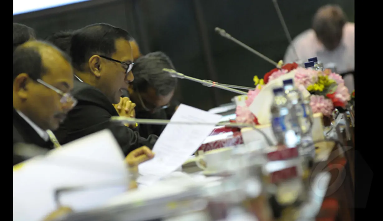 Gubernur Bank Indonesia, Agus Martowardojo (tengah) menyampaikan pemaparannya saat rapat kerja dengan Komisi XI, Jakarta, Kamis (22/1/2015). Pembahasan Asumsi Dasar Makro dan Pembiayaan dalam RUU APBN Perubahan TA 2015.  (Liputan6.com/Andrian M Tunay)