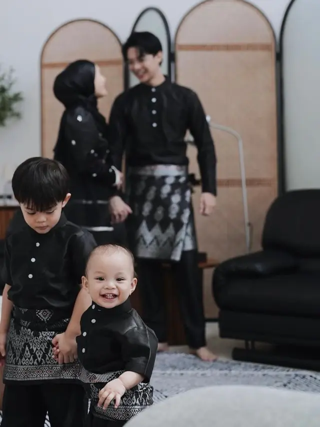 Dinda Hauw dan keluarga (Instagram/dindahw)