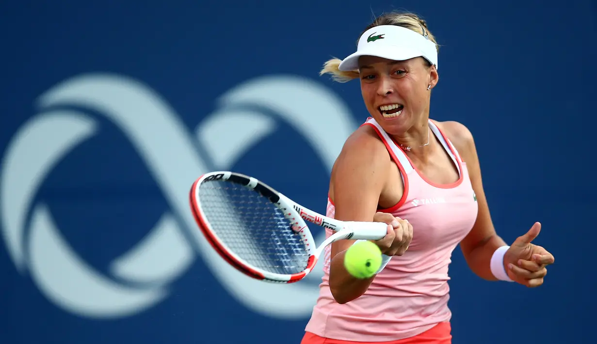 Anett Kontaveit memukul bola saat melawan Maria Sharapova dalam putaran pertama turnamen tenis putri Piala Rogers di Toronto, Kanada, Senin (5/8/2019). Anett menaklukkan Sharapova dengan skor 4-6, 6-3, dan 6-4. (Vaughn Ridley/GETTY IMAGES NORTH AMERICA/AFP)