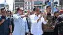 Presiden Indonesia Joko Widodo didampingi Perdana Menteri Malaysia Anwar Ibrahimtiba di Restoran Samudra Patin di Kuala Lumpur pada 8 Juni 2023. (AFP/Mohd Rasfan)