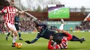 Pemain Manchester City, Raheem Sterling saat berebut bola dengan para pemain Stoke City di Stadion Britania, Sabtu 5/12/2015).  (Reuters/Carl Recine)