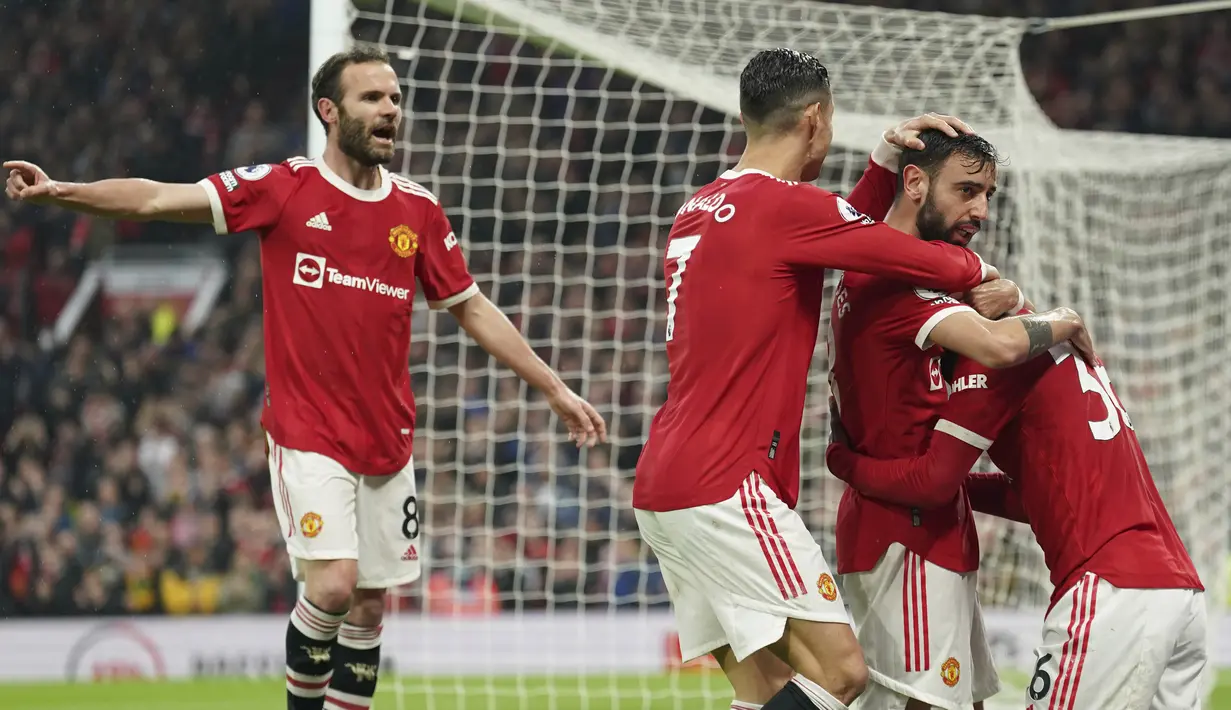 <p>Bermain di Old Trafford, MU tampil dominan sejak awal pertandingan. Aliran serangan MU berjalan apik dengan duet Mata-Bruno-Ronaldo. (AP/Jon Super)</p>
<p> </p>