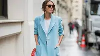 Bosan dengan gaya yang itu-itu saja? Intip inspirasi gaya busana seru ke kantor dengan blazer warna atraktif. (Foto: instagram @thestyleograph)