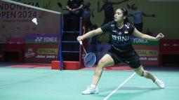 Pebulu tangkis tunggal putri Indonesia, Gregoria Mariska Tunjung berusaha mengembalikan bola di depan net saat menghadapi sesama wakil Indonesia, Putri Kusuma Wardani pada laga babak 32 besar Indonesia Open 2024 di Istora Senayan, Jakarta, Selasa (4/6/2024). Gregoria Mariska Tunjung menang dua game langsung 21-14, 21-17. (Bola.com/M Iqbal Ichsan)