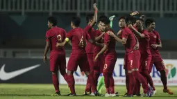Para pemain Timnas Indonesia bersiap menghadapi China pada laga PSSI 88th U-19 di Stadion Pakansari, Jawa Barat, Selasa (25/9/2018). Indonesia kalah 0-3 dari China. (Bola.com/Vitalis Yogi Trisna)