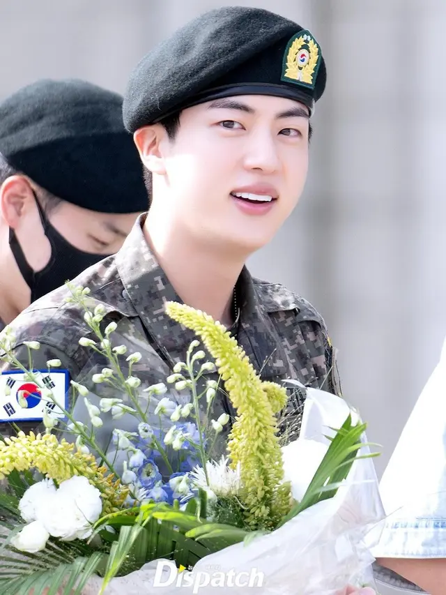 8 Potret Jin BTS Selesai Jalani Wajib Militer, Disambut Hangat Member dan ARMY