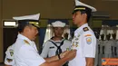 Citizen6, Surabaya: Penyematan tanda siswa oleh Dankobangdikal kepada perwakilan siswa, di Auditorium Marore  STTAL, Kesatrian Bumimoro, Kobangdikal, Surabaya. (Pengirim: Penkobangdikal).