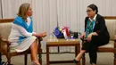 Menlu RI, Retno Marsudi (kanan) berdialog dengan Kepala Kebijakan Luar Negeri Uni Eropa Federica Mogherini saat menghadiri Pertemuan Menteri Luar Negeri Aseav ke-7 di Manila, Filipina (7/8). (AFP Photo/Pool/Rolex Dela Pena)