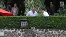 Presiden Joko Widodo dan Presiden AS ke-44, Barack Obama saat berada di Kebun Raya Bogor menuju Grand Garden, Bogor, Jumat (29/6). Jokowi mengajak Obama berkeliling Kebun Raya untuk berbincang santai di Grand Garden. (liputan6.com/Angga Yuniar)