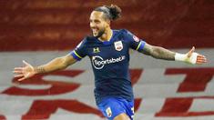 Penyerang Southampton, Theo Walcott, melakukan selebrasi usai mencetak gol ke gawang Arsenal pada laga Liga Inggris di Stadion Emirates, Kamis (17/12/2020). Kedua tim bermain imbang 1-1. (Adrian Dennis/Pool via AP)