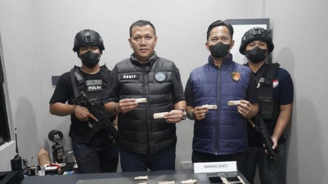 Polisi Gagalkan Peredaran Ratusan Gram Ganja Berkedok Pakan Ikan di Tangerang