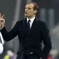 Pelatih Juventus, Massimiliano Allegri, (kanan) memberi instruksi kepada anak-anak asuhnya pada laga melawan AS Roma di Juventus Stadium, Senin (25/1/2016) dini hari WIB. (Reuters/Albert Gea)