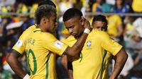 Pemain Brazil, Neymar (kiri) menenangkan rekannya Gabriel Jesus saat timnya hanya bermain imbang lawan Bolivia pada laga kualifikasi Piala Dunia 2018 zona CONMEBOL di La Paz, Bolivia, (5/10/2017). Brasil bermain imbang 0-0. (AP/Leo Correa)