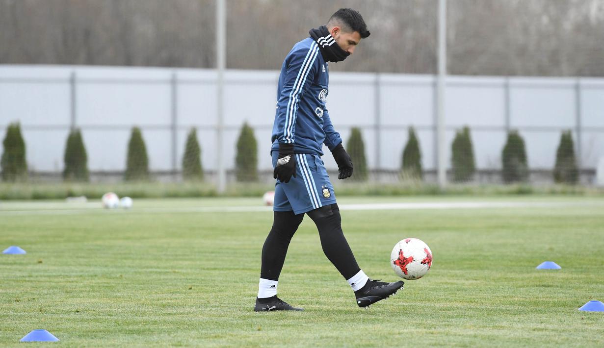 Striker Argentina, Sergio Aguero, saat mengikuti sesi latihan jelang laga persahabatan di Moscow, Rusia, Selasa (7/11/2017). Argentina akan berhadapan dengan Rusia dan Nigeria. (AFP/Kirill Kudryavtsev)