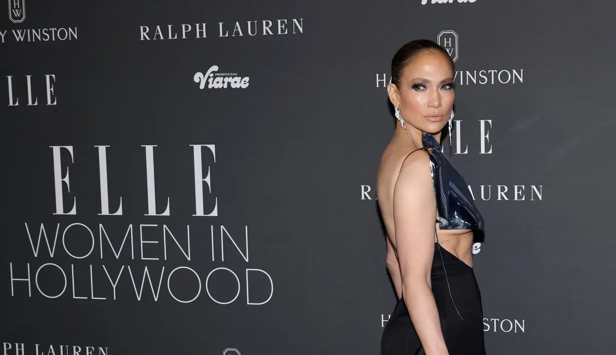 Atasan yang menarik perhatian itu memamerkan sedikit bagian bawah payudara dan juga memamerkan bagian tengah tubuh Jennifer Lopez. (KEVIN WINTER / GETTY IMAGES NORTH AMERICA / Getty Images via AFP)