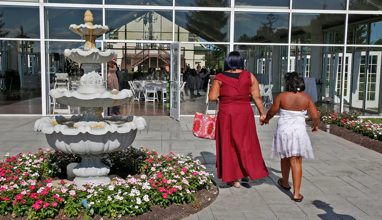Tunawisma dari beberapa tempat penampungan tiba di Ritz Charles, 15 Juli 2017. Seorang perempuan di Indiana batal menikah dan menyumbangkan dana pernikahannya sebesar Rp 398 juta untuk pesta bagi tunawisma. (Kelly Wilkinson/The Indianapolis Star via AP)