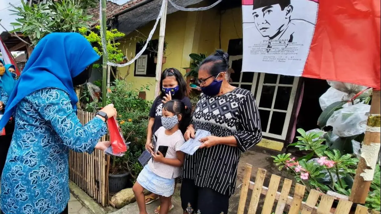 Jalankan Instruksi Presiden, PKK Banyuwangi Door to Door Bagikan Masker