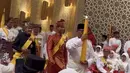 Pangeran tampil dengan busana khas Brunei yang membuatnya tampil gagah. Dari atasan lengan panjang dan celana yang memiliki motif dengan warna keemasan yang serupa. [@mj_yonghang]