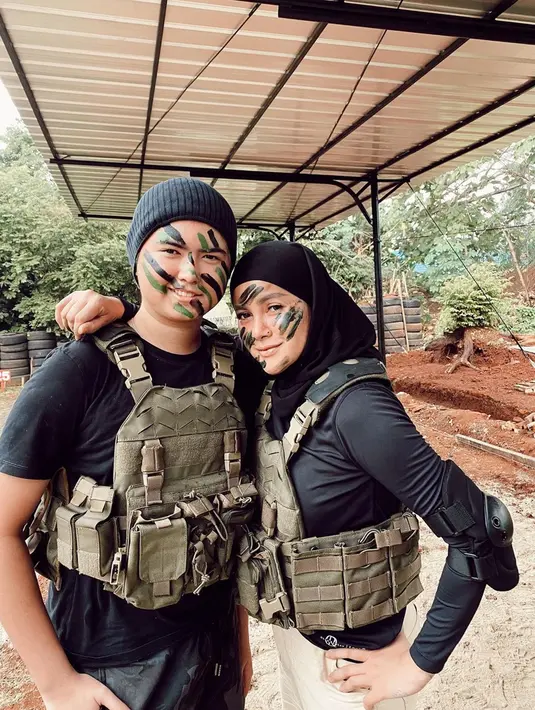 Tak heran jika pada akhirnya banyak yang menilai kalau pasangan ibu dan anak ini layak mendapat predikat mom and son goals. Begini momen kompak keduanya saat lakukan kegiatan bersama. (Liputan6.com/IG/@ollaramlan)