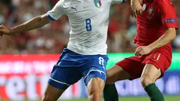 Gelandang Italia, Giacomo Bonaventura (kiri) berebut bola dengan gelandang Portugal Bernardo Silva saat bertanding dalam pertandingan UEFA Nations League di Stadion Luz, Lisbon, Portugal, (11/9). Portugal tipis 1-0 atas Italia. (AP Photo/Armando Franca)