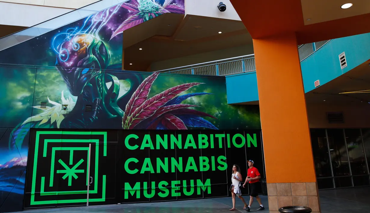 Pengunjung berjalan di Cannabition Cannabis Museum, Las Vegas, AS, Selasa (18/9). Museum ini menjadi destinasi wisata baru di Las Vegas. (AP Photo/John Locher)