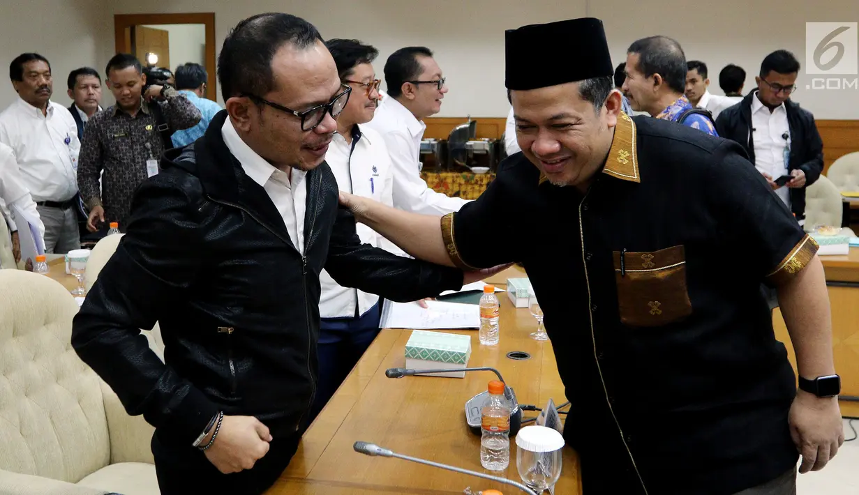 Menteri Ketenagakerjaan Hanif Dhakiri bersama Wakil Ketua DPR Fahri Hamzah mengikuti rapat kerja dengan Tim Pengawas TKI di Kompleks Parlemen, Senayan, Jakarta, Rabu (21/3). (Liputan6.com/JohanTallo)