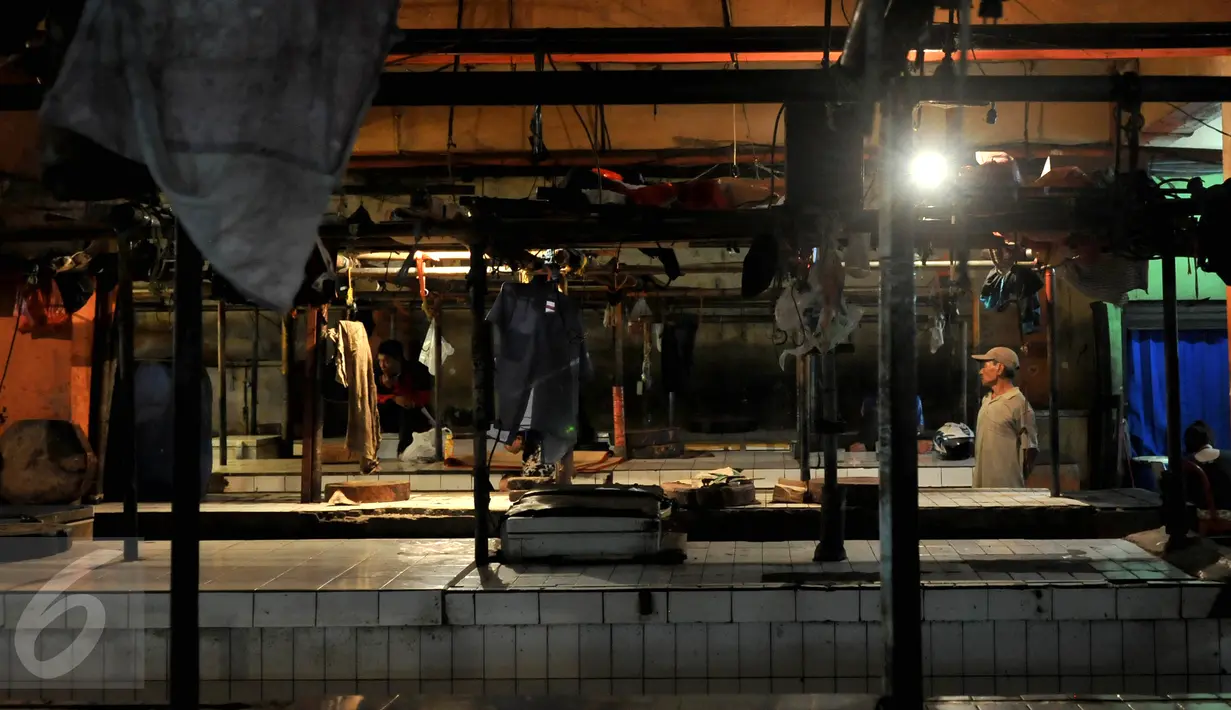 Seorang pedagang berdiri diantara lapak pedagang daging sapi di Pasar Palmerah, Jakarta, Senin (10/8/2015). Pedagang daging sapi melakukan aksi mogok jualan karena harga daging terus merangkak naik hingga mencapai Rp 130 ribu/kg.(Liputan6.com/Johan Tallo)