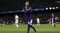Bek Barcelona, Gerard Pique mentumbang satu gol saat timnya menang atas AS Roma pada leg pertama perempat final Liga Champions di Camp Nou stadium, Barcelona, (4/4/2018). Barcelona menang 4-1. (AP/Manu Fernandez)