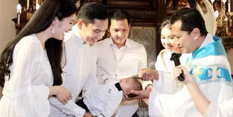 Rumah tangga Sandra Dewi dan Harvey Moeis semakin lengkap dengan kelahiran Raphael Moeis pada 31 Desember 2017 lalu. Dan baru-baru ini, Raphael dibaptis di Gereja Katedral Jakarta. (Foto: instagram.com/sandradewi88)