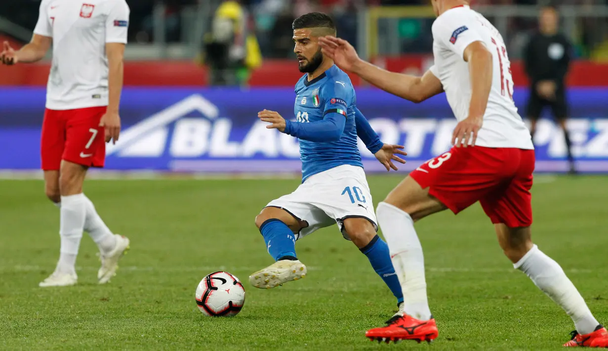 Gelandang Italia, Lorenzo Insigne mengiring bola dari kawalan pemain Polandia, Damian Szymanski selama pertandingan UEFA Nations League Grup 3 di Silesian Stadium, Polandia (14/10). Italia menang 1-0 atas Polandia. (AP Photo/Czarek Sokolowski)